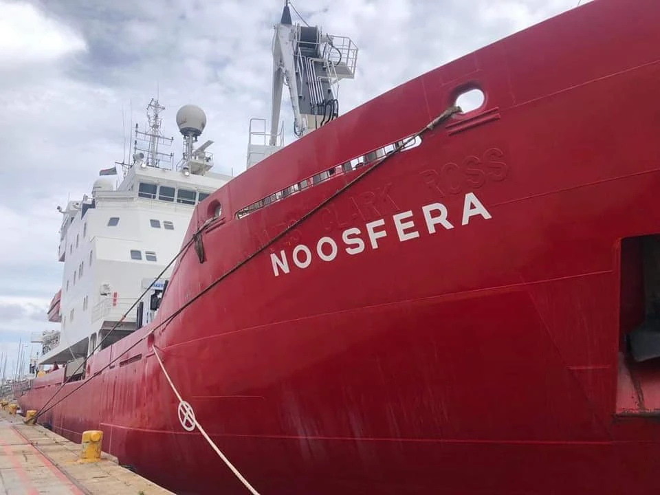 Український криголам «Ноосфера» перебуває на плановому обслуговуванні у Кейптауні (фото)